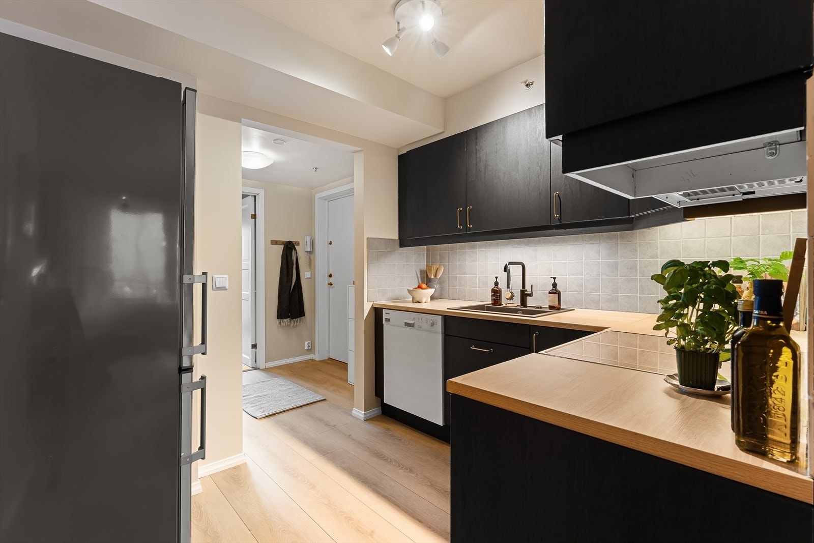 Stekovn, platetopp og oppvaskmaskin medfølger Galleribilde