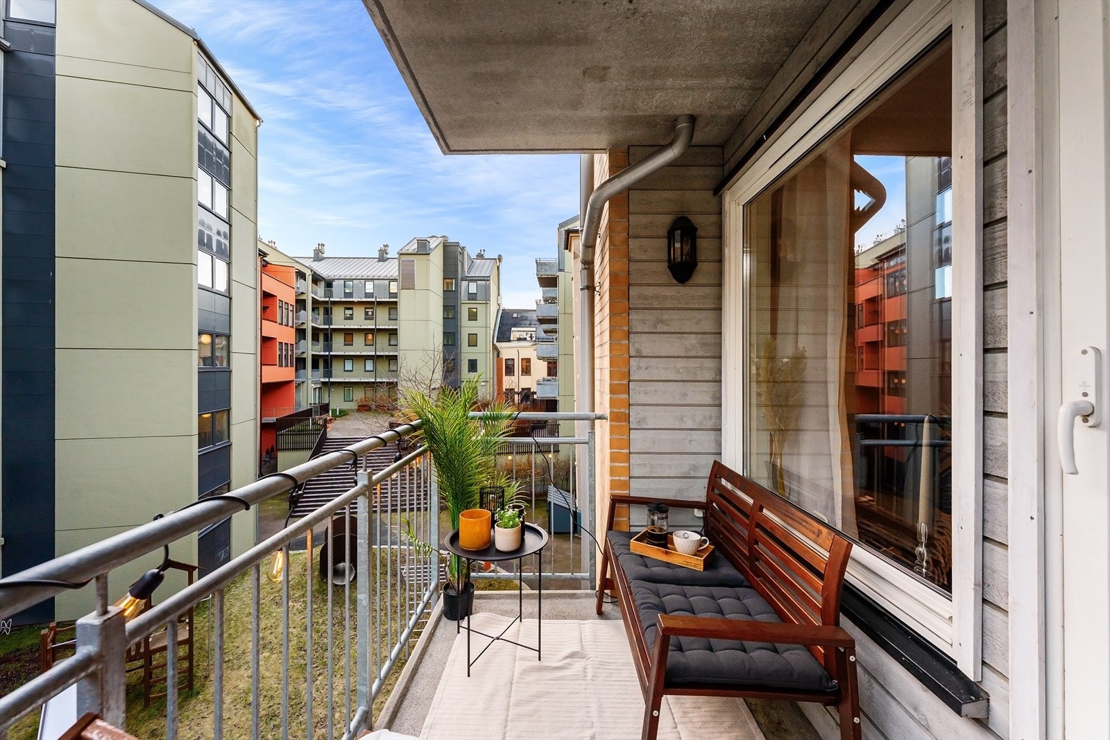 En delikat og lys 2-roms med solrik balkong, heis og fransk balkong Galleribilde