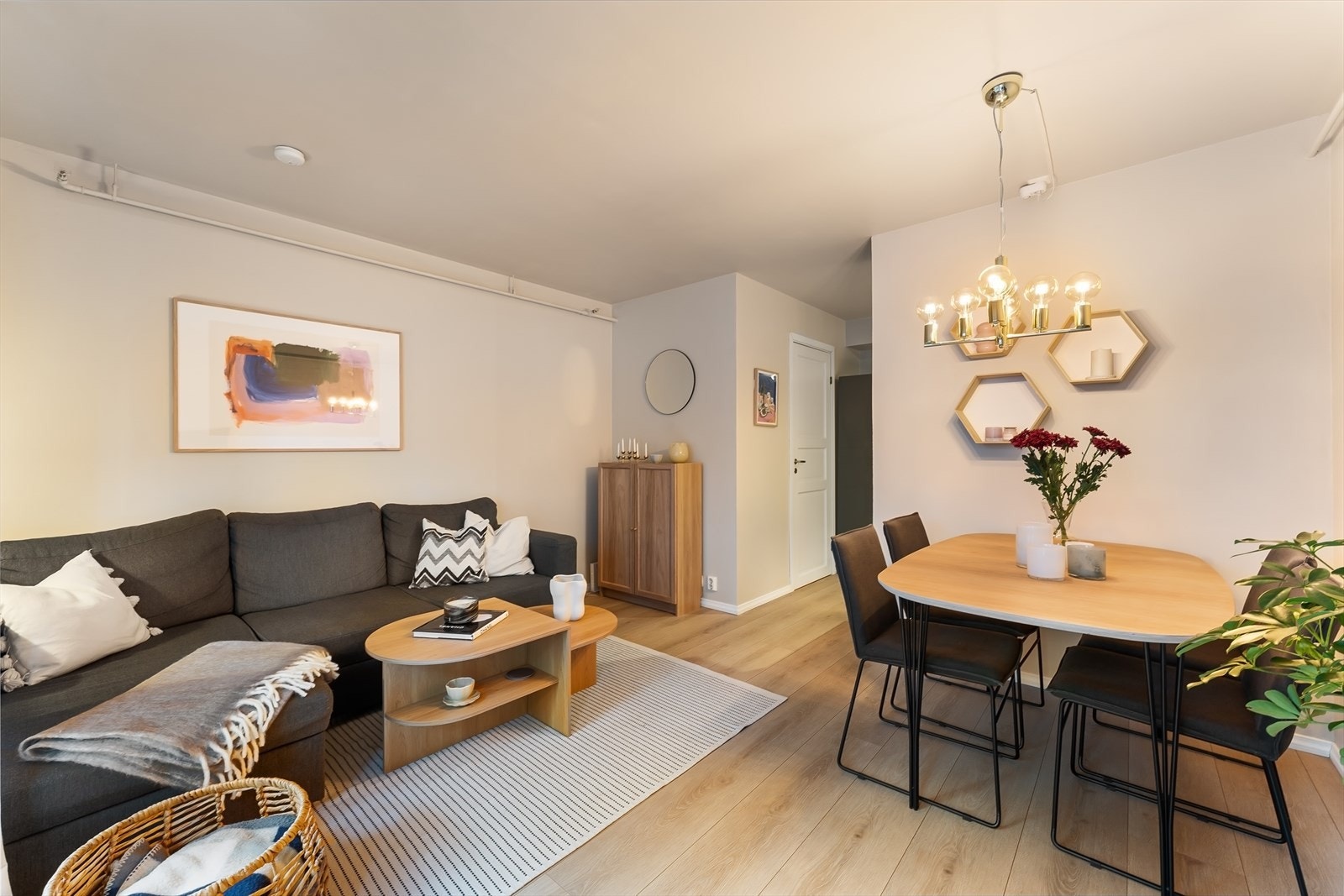 Plass til sofa, spisegruppe og tv-seksjon Galleribilde