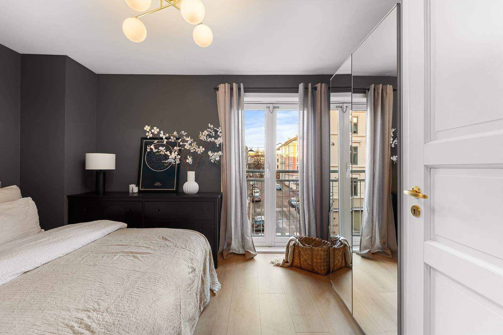 Det er godt med oppbevaringsplass i garderobeskap Galleribilde