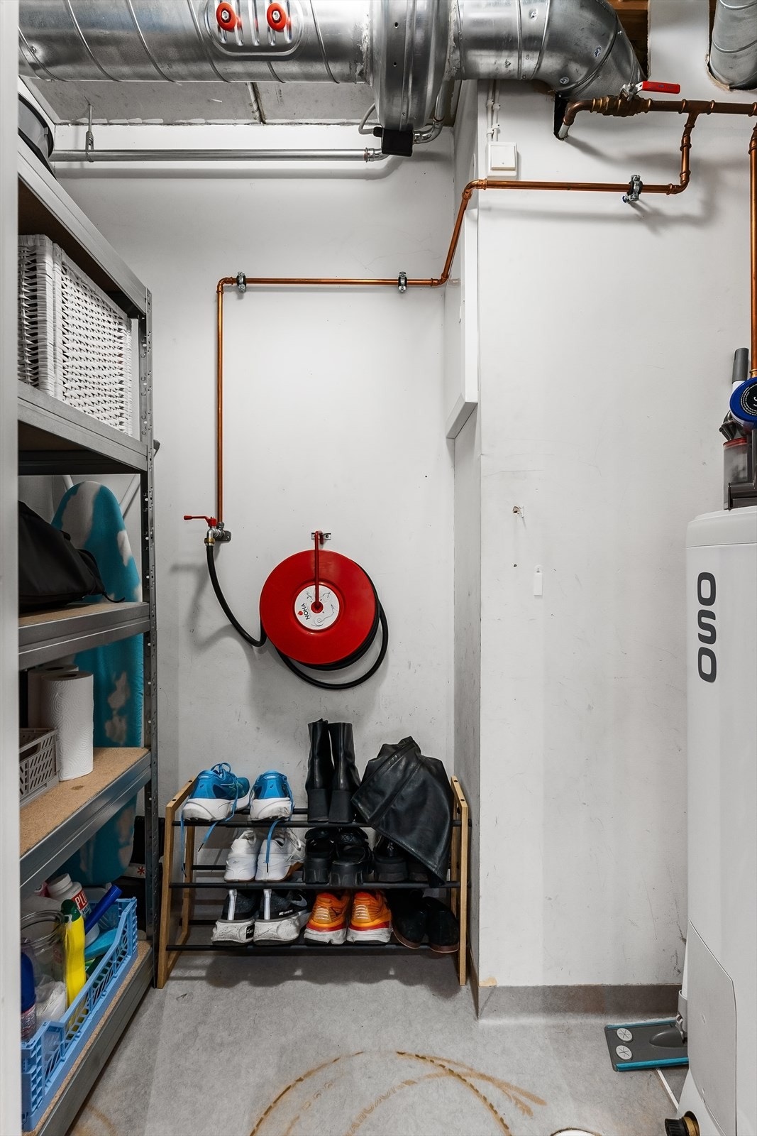 Leiligheten har en praktisk, innvendig bod, og disponerer også en ekstern kjellerbod for ytterligere oppbevaring Galleribilde