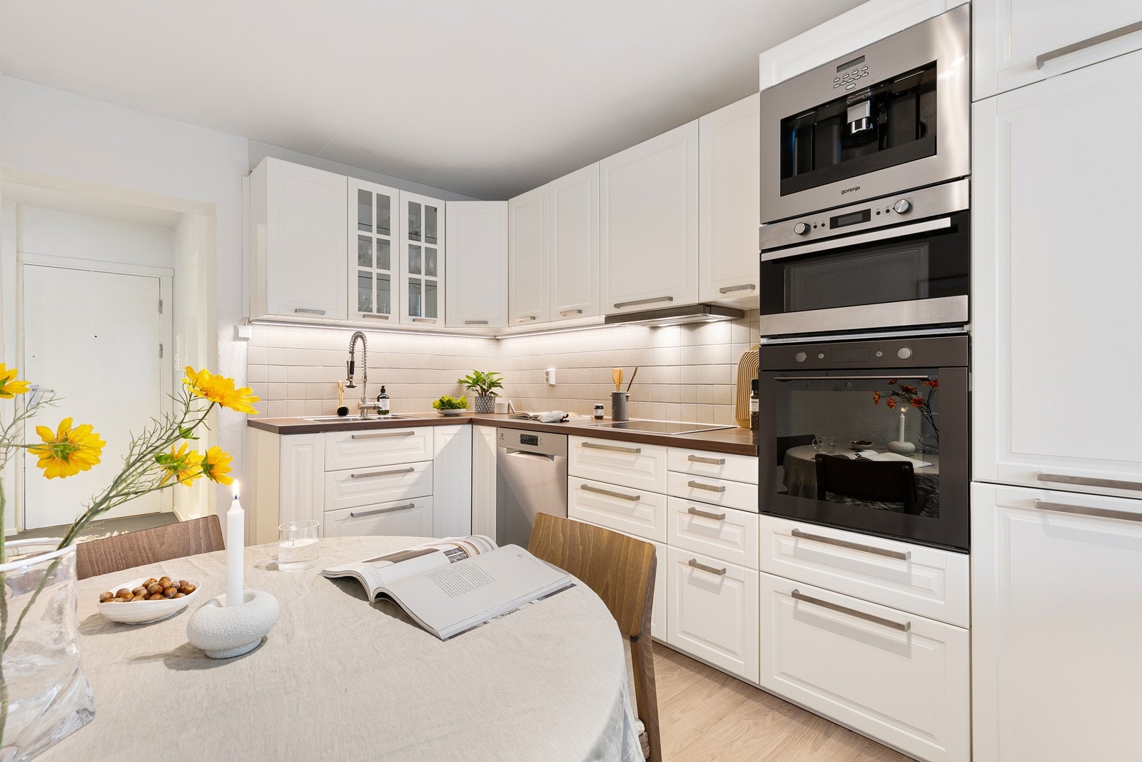 Kjøkkenet er godt utstyrt med integrerte hvitevarer som komfyr, mikro, kaffemaskin, steketopp og oppvaskmaskin. Galleribilde