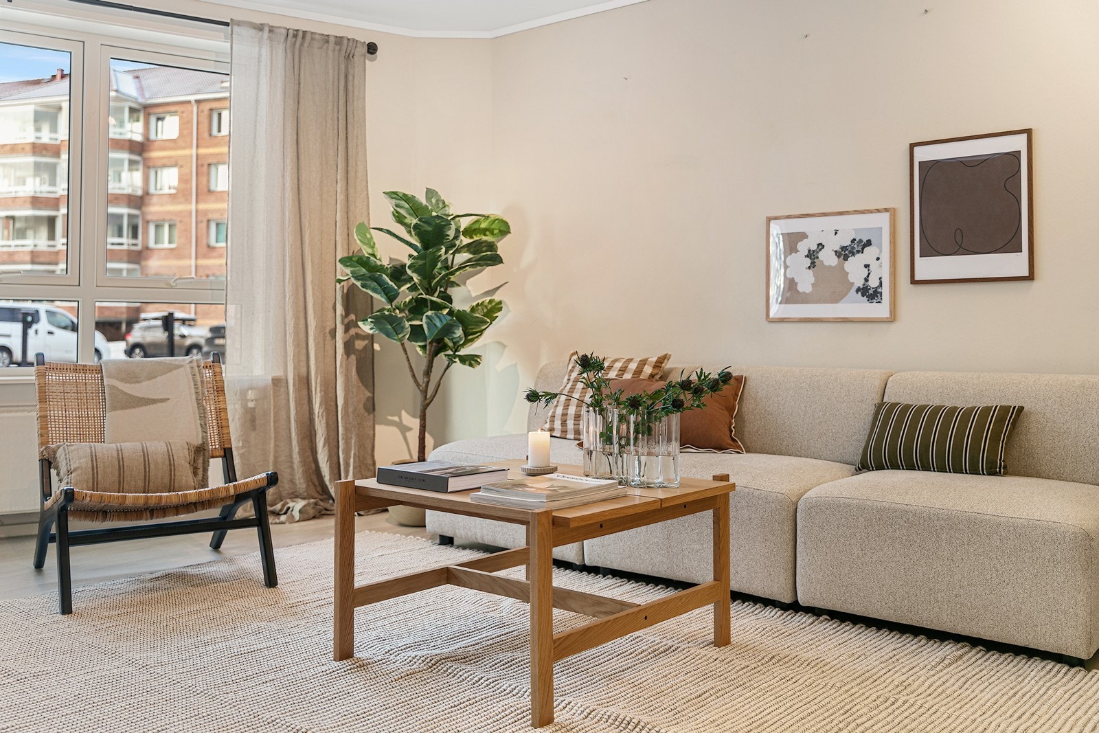 Stuen er malt i lyse farger og har laminatgulv fra 2020. Galleribilde