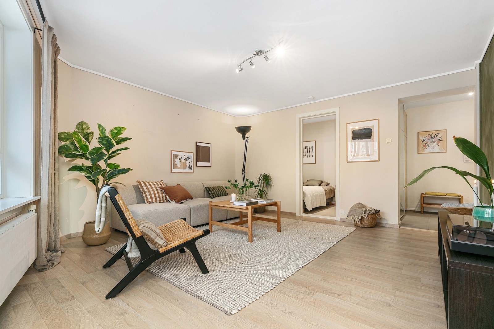 En moderne og romslig 1-roms med en stor, innglasset balkong. Galleribilde