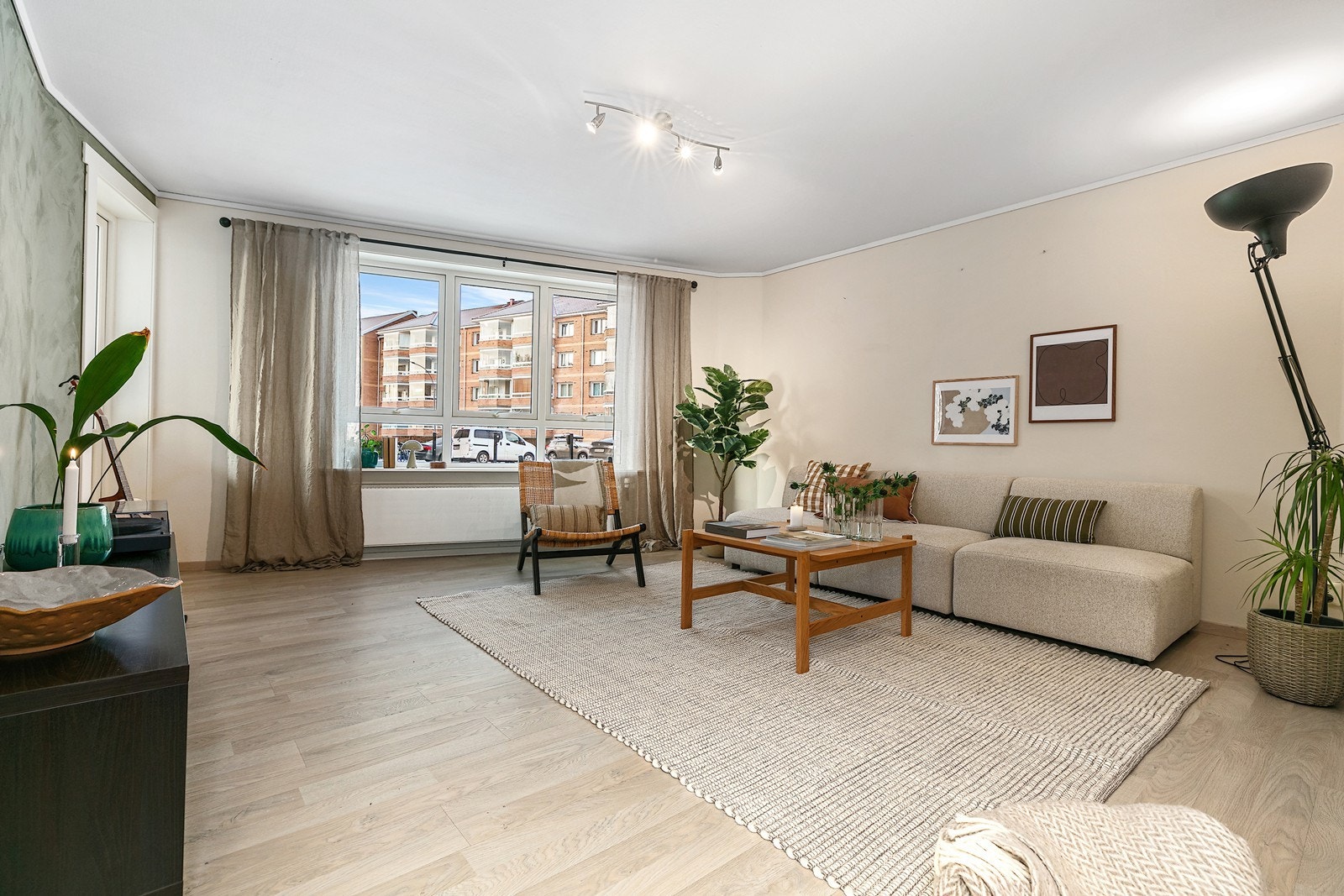 Stuen har utgang til en innglasset balkong på ca 8 kvm. Galleribilde