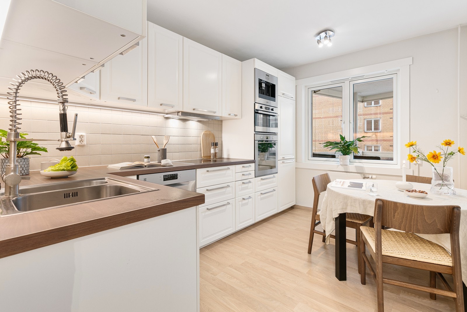 Separat kjøkken fra IKEA med plass til spisebord. Galleribilde