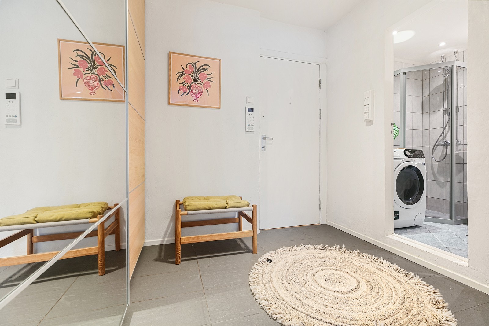 Flislagt entré med stor skyvedørsgarderobe. Galleribilde