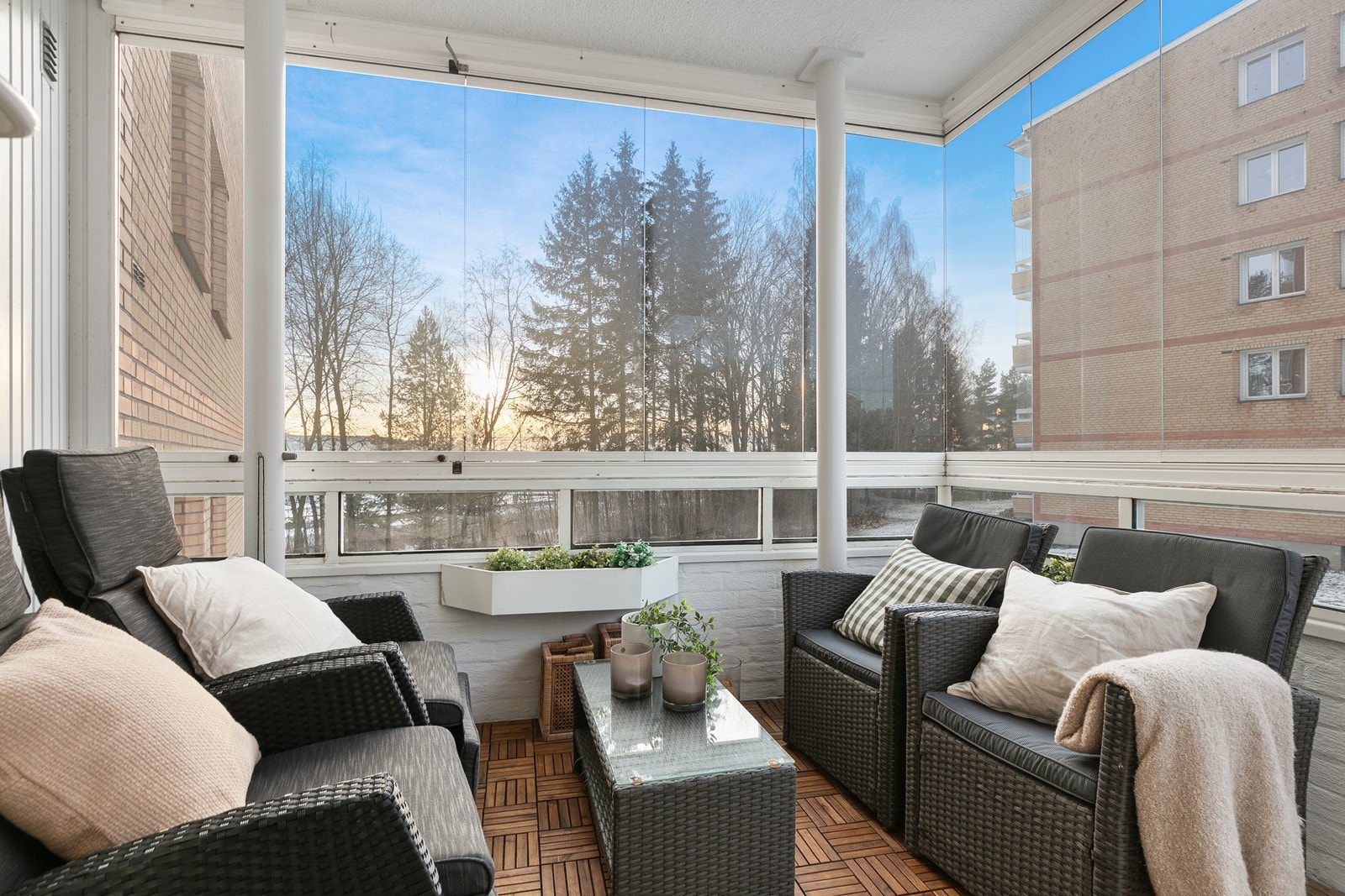 Innglasset balkong på ca 8 kvm med utsyn utover fellesarealer. Galleribilde