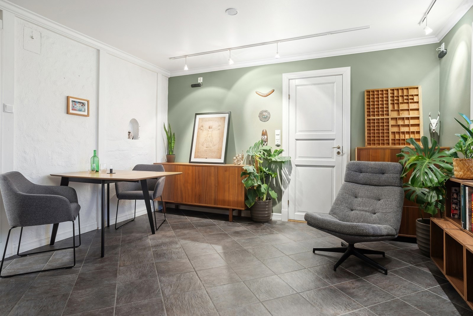 Gulvet er flislagt med varmekabler, og veggene er kledd med malte plater, teglstein og murstein, noe som gir rommet et særegent preg. Galleribilde