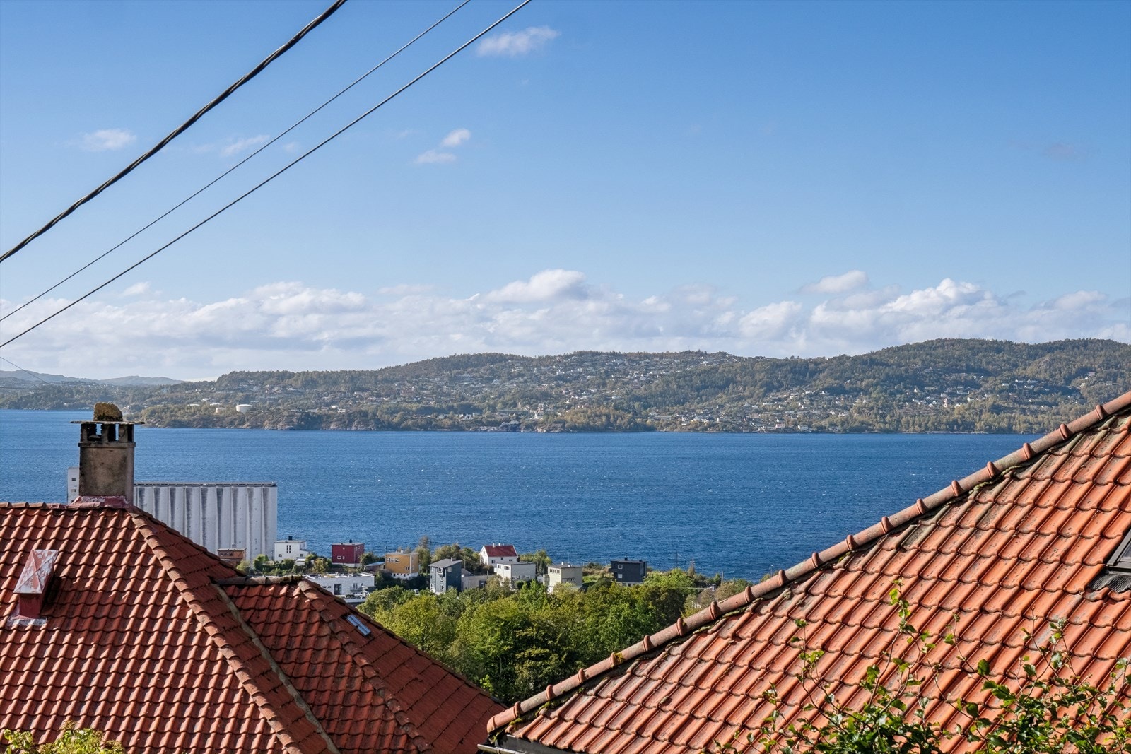 Fra fellesterrasse/platting har du en vidstrakt utsikt over sjøen, hvor du kan følge med på båtlivet og trafikken på vannet. Galleribilde