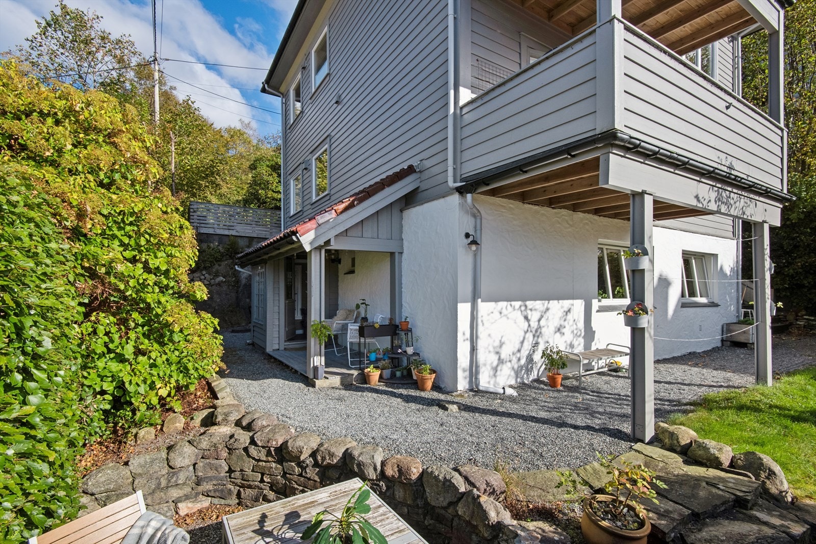 En sjarmerende leilighet i et sameie med kun tre boenheter, beliggende i første etasje. Galleribilde