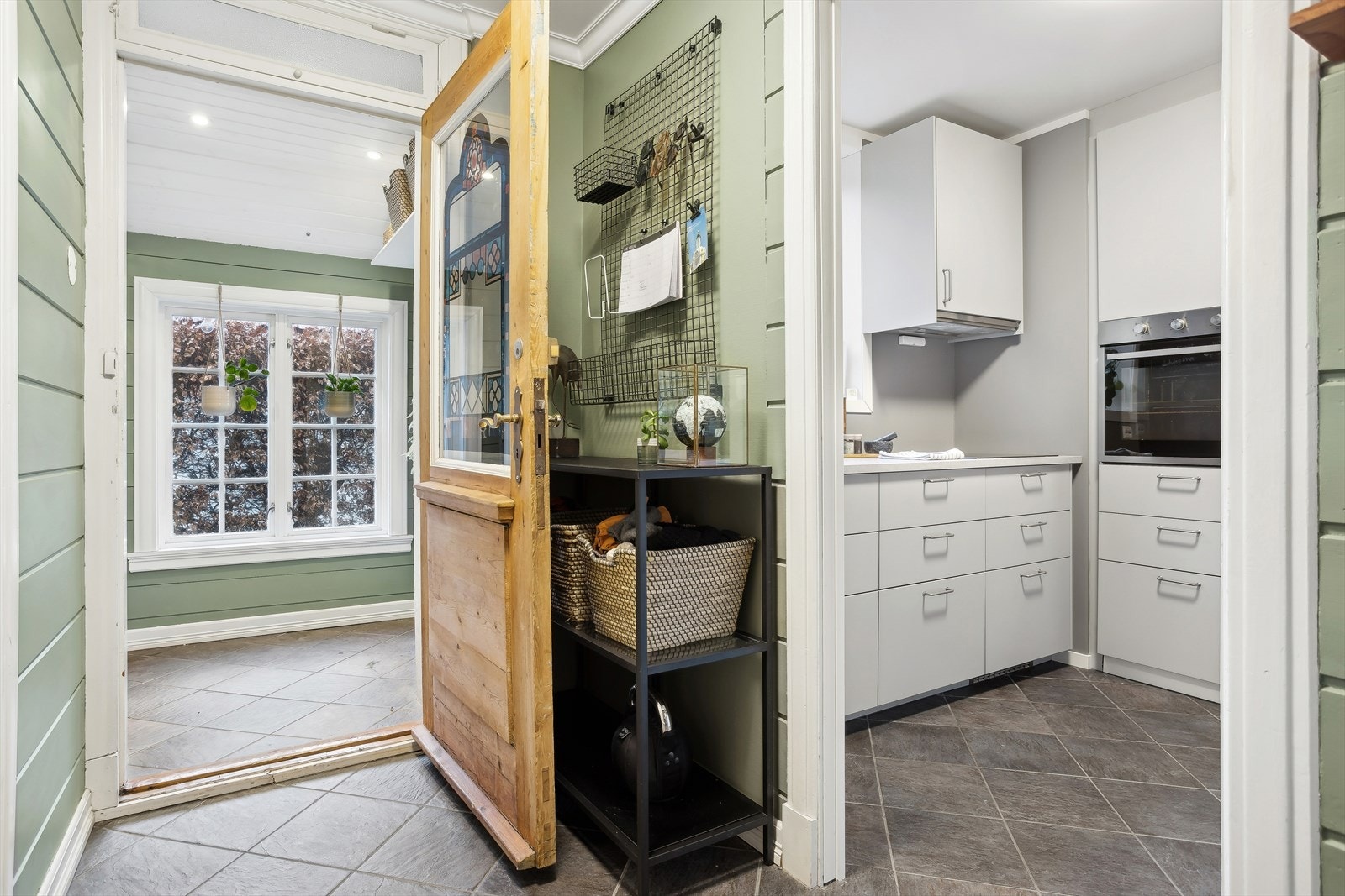 Fra gangen er det direkte adkomst til kjøkkenet. Galleribilde