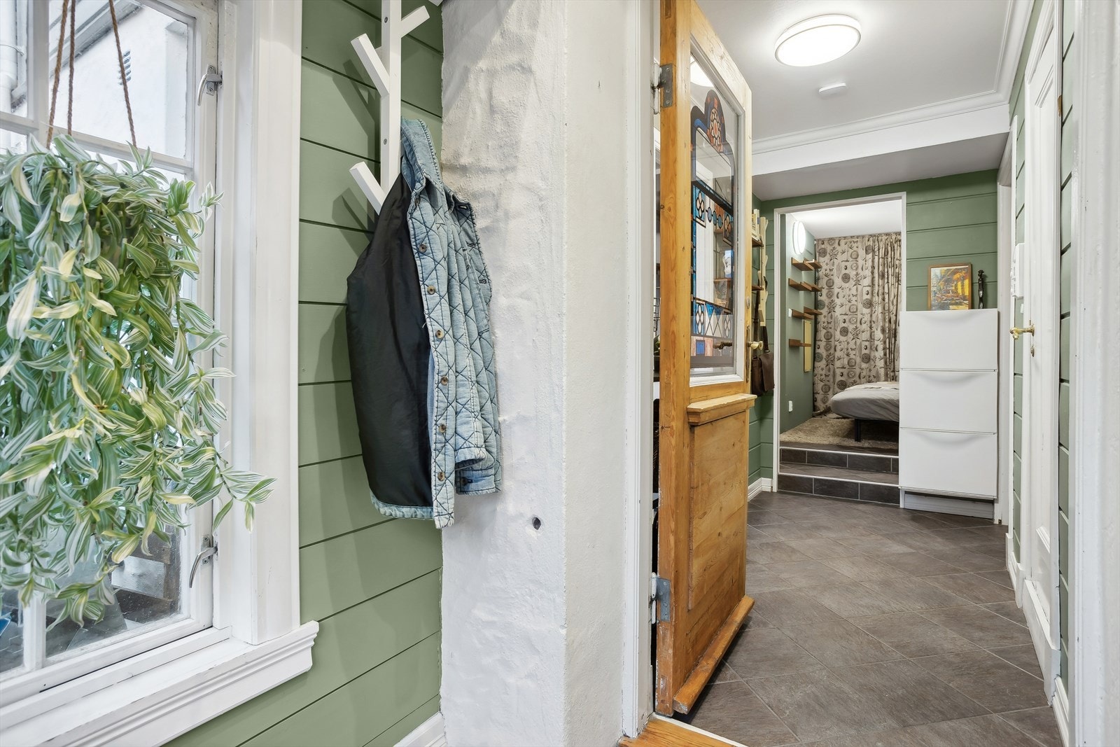 I entréen kan du henge fra deg ytterklærne før du går videre inn i boligen. Galleribilde