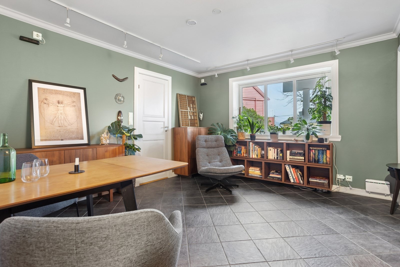 Når du går inn til hjertet av boligen, kommer du til en romslig stue med rikelig naturlig lysinnslipp. Galleribilde