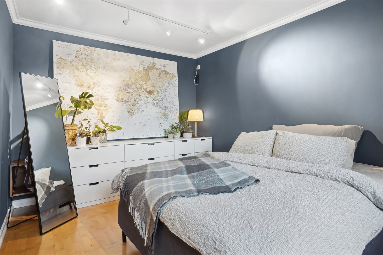 Boligens soverom er romslig, med plass til dobbeltseng, kommoder og andre møbler. Galleribilde