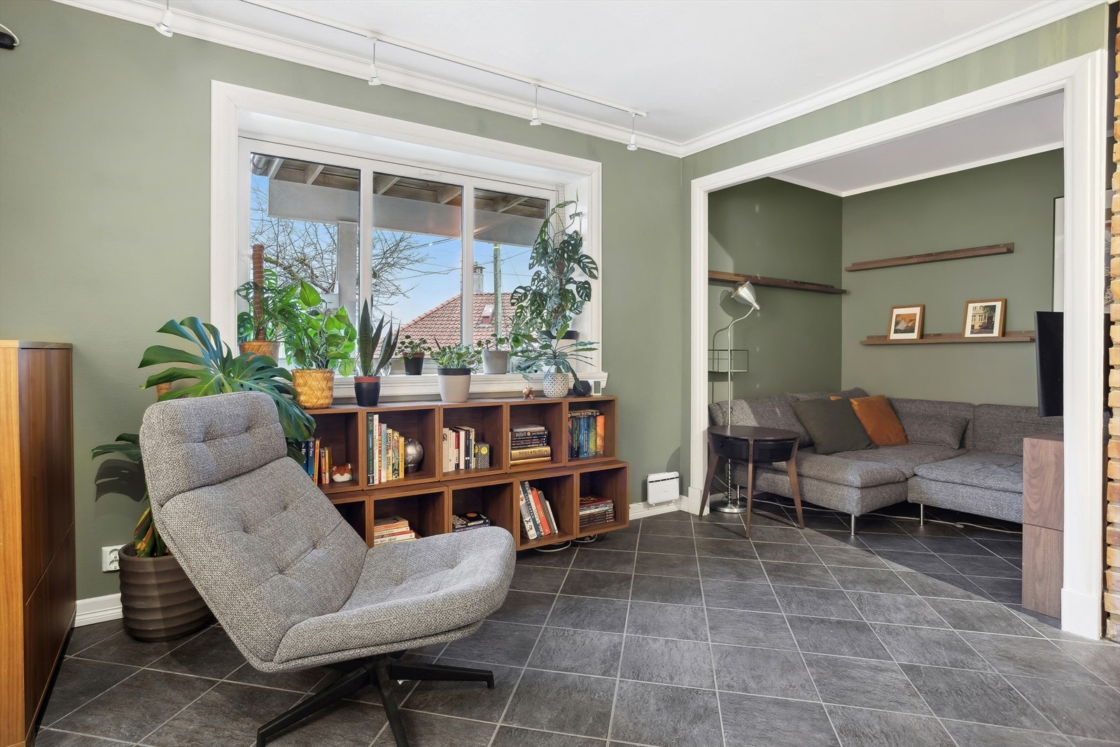 Oppholdsrommet tilbyr flere møbleringsmuligheter, med plass til både sittegruppe, lesekrok og spisegruppe. Galleribilde