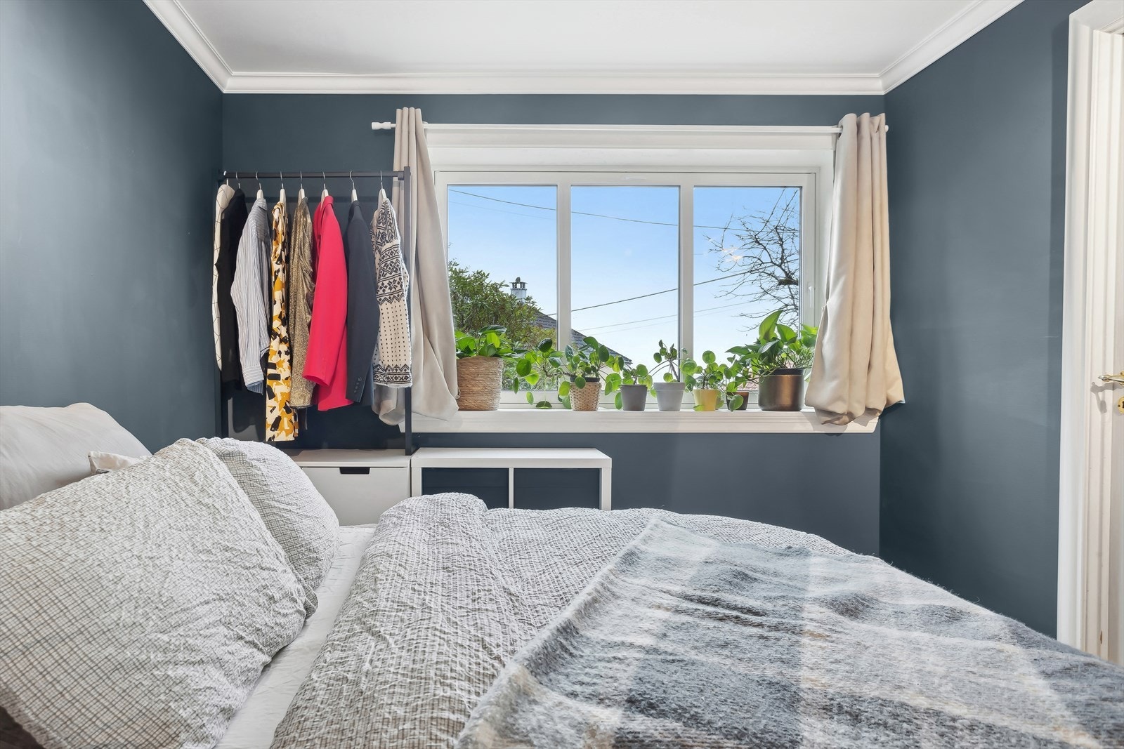 Soverommets generøse vindu slipper inn rikelig med dagslys og gir rommet en følelse av romslighet. Galleribilde