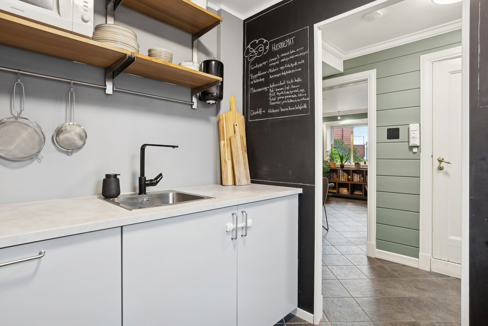 Delvis åpning til stue bidrar til en sosial atmosfære. Galleribilde