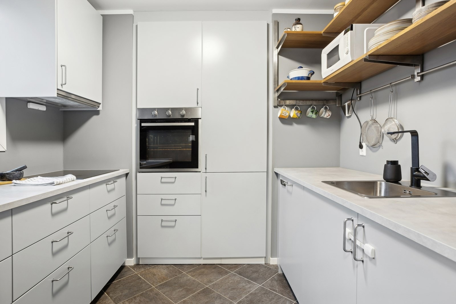 Kjøkkenet fra 2020 er fra IKEA og har integrerte hvitevarer som ovn, induksjonstopp, kjøleskap med frysedel og oppvaskmaskin. Galleribilde