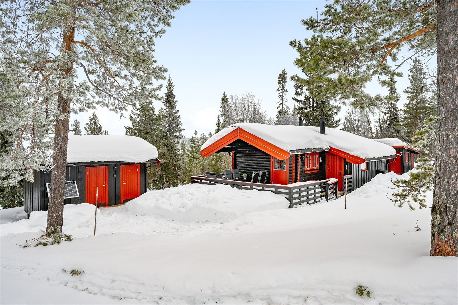 På hyttetomten står det også et uthus med dusjrom, bodplass og do. Galleribilde