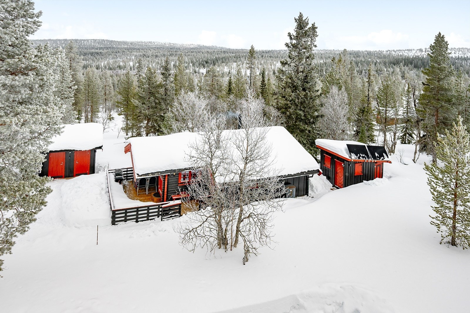 Her kan vi presentere en koselig hytte med umiddelbar tilgang til turstier i fjellområdene, samt jakt- og fiskemuligheter på sommerhalvåret. Galleribilde