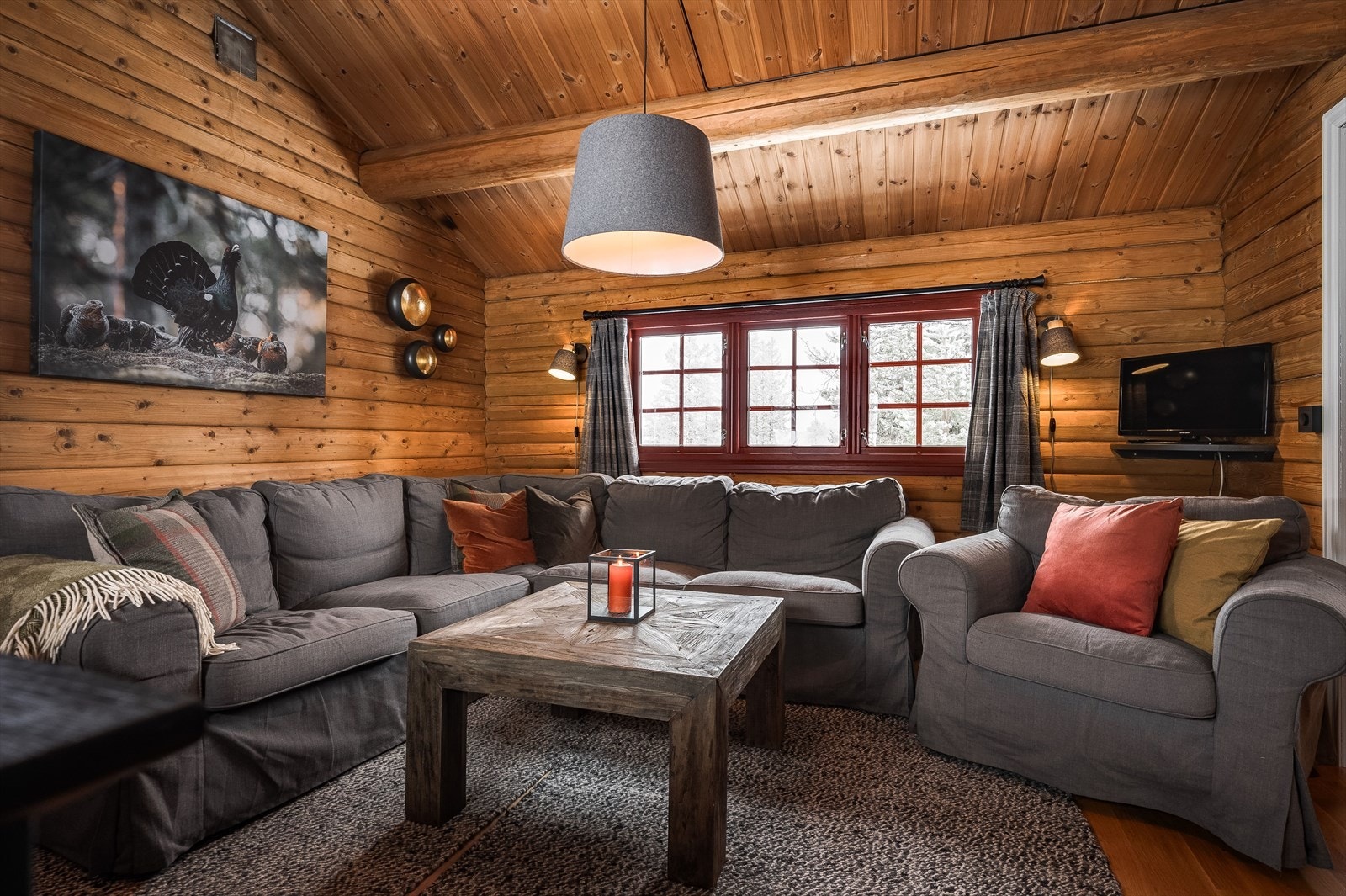 Stua er enkel å innrede med stor sofagruppe. Galleribilde