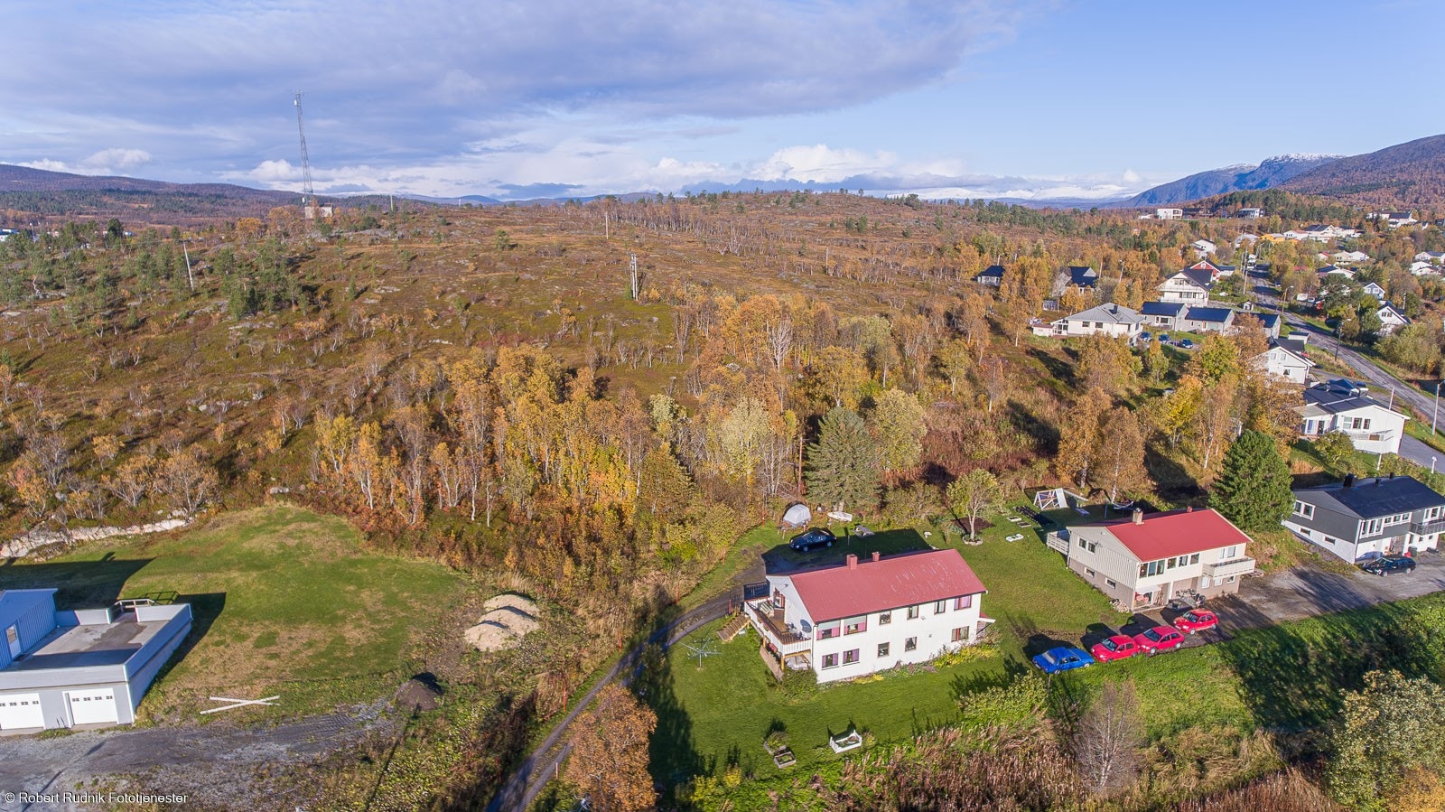 Stor tomt sentralt på Gibostad regulert for boligbebyggelse, mulighet for oppdeling av flere tomter. Galleribilde