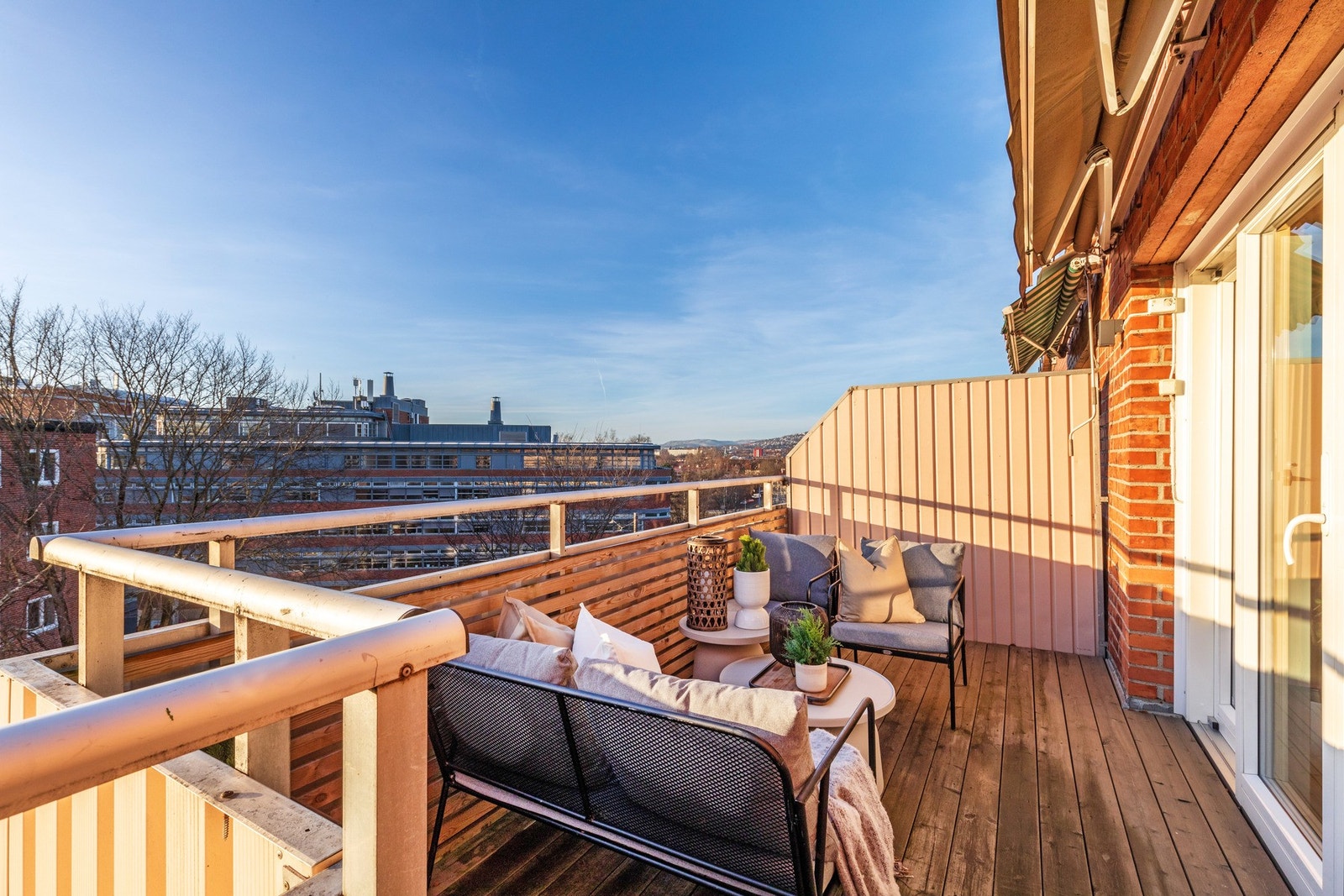 Syd-/vestvendt balkong på hele 10,6 kvm - perfekt for varme sommerdager. Galleribilde