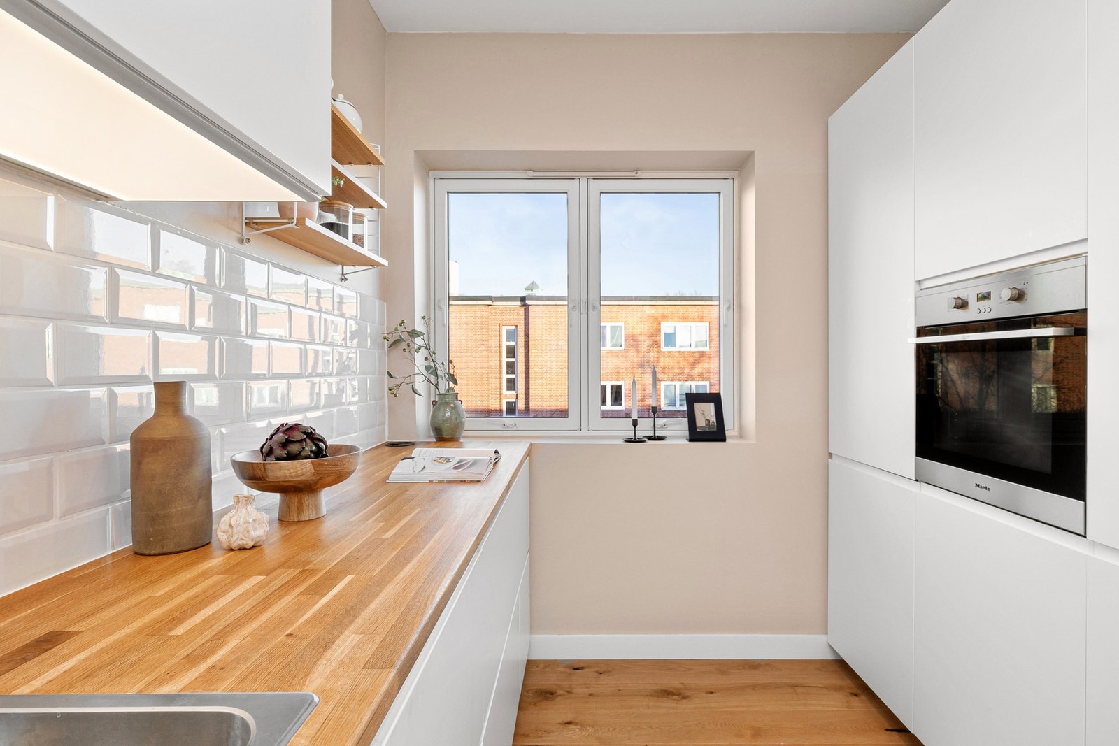 Kjøkkenet er også utstyrt med integrerte hvitevarer som komfyr (Miele), kjøl-/fryseskap, oppvaskmaskin (Siemens) og platetopp, disse medfølger Galleribilde