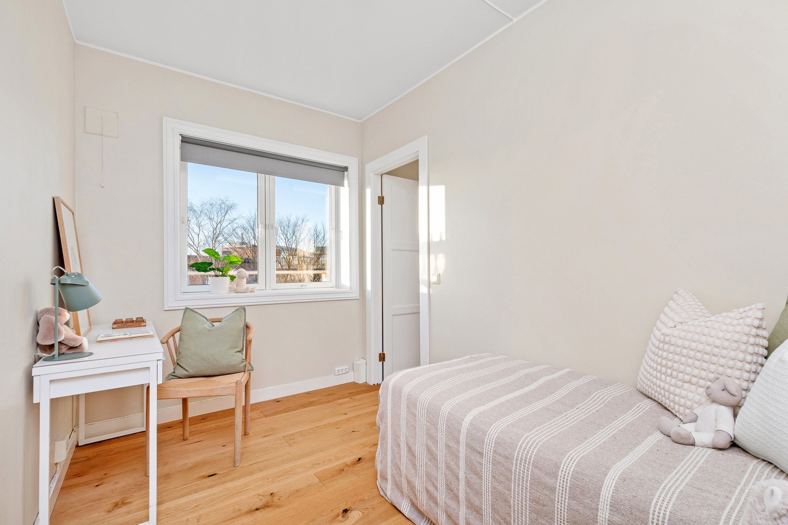 Soverom II er også av god størrelse med plass til dobbeltseng og garderobeløsning. Galleribilde