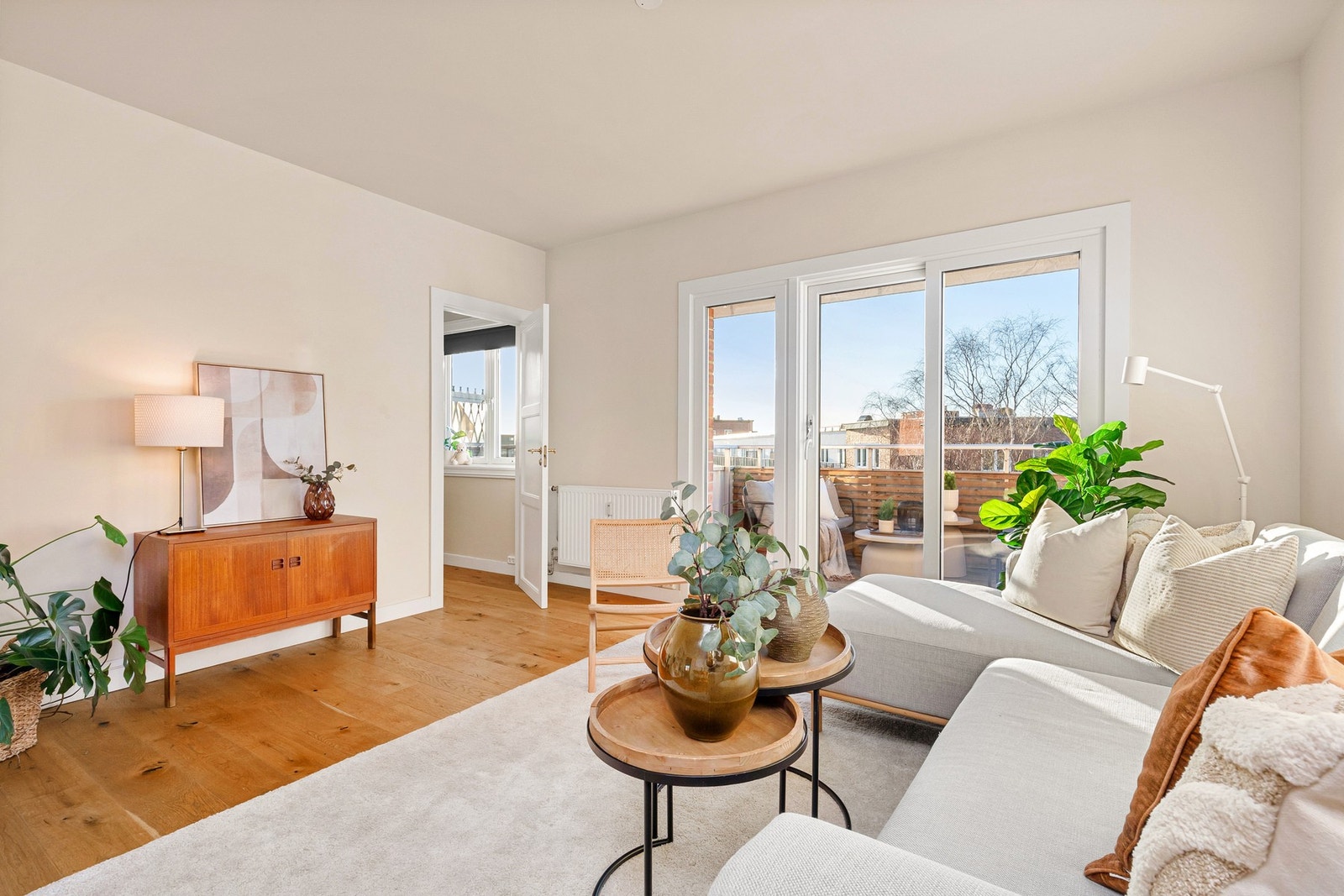 Generøse vindusflater som slipper inn godt med naturlig lys. Galleribilde