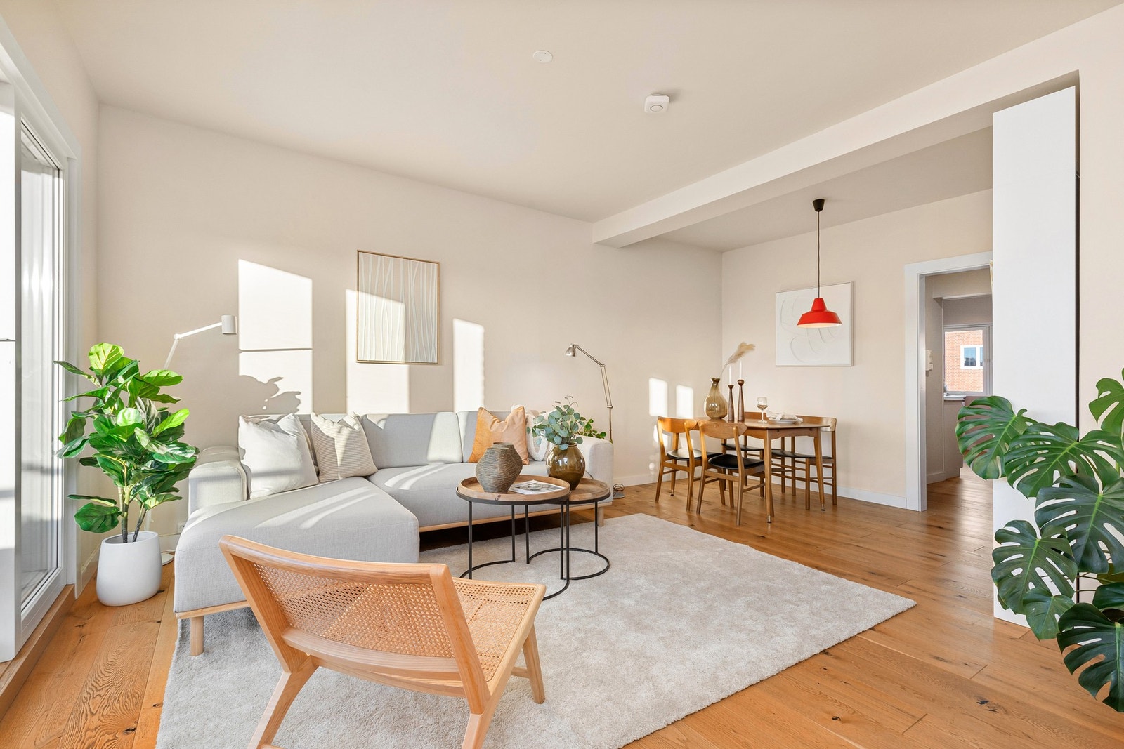 God plass til sofagruppe, spisegruppe og TV- løsning. Galleribilde