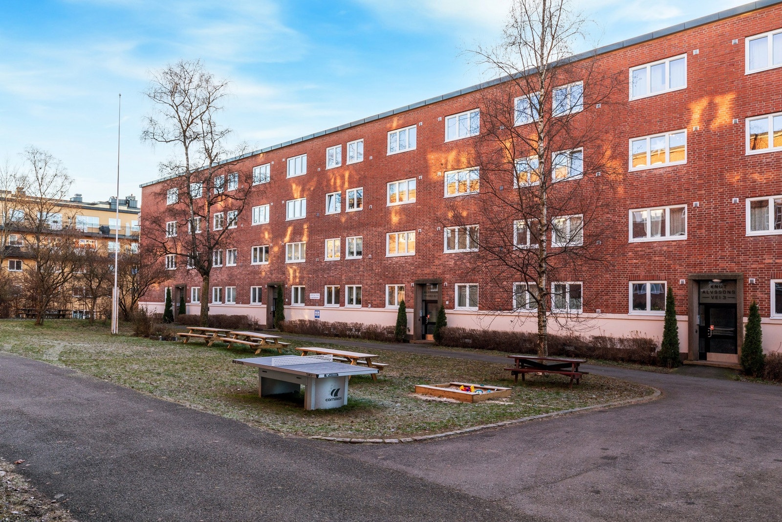 Bebyggelsen på Sinsen består i all hovedsak av lavblokkbebyggelse i teglstein fra rundt 1940- tallet. Da man bygget området var et av hovedmålene å få luft mellom blokkene og sollys inn i leilighetene. Galleribilde