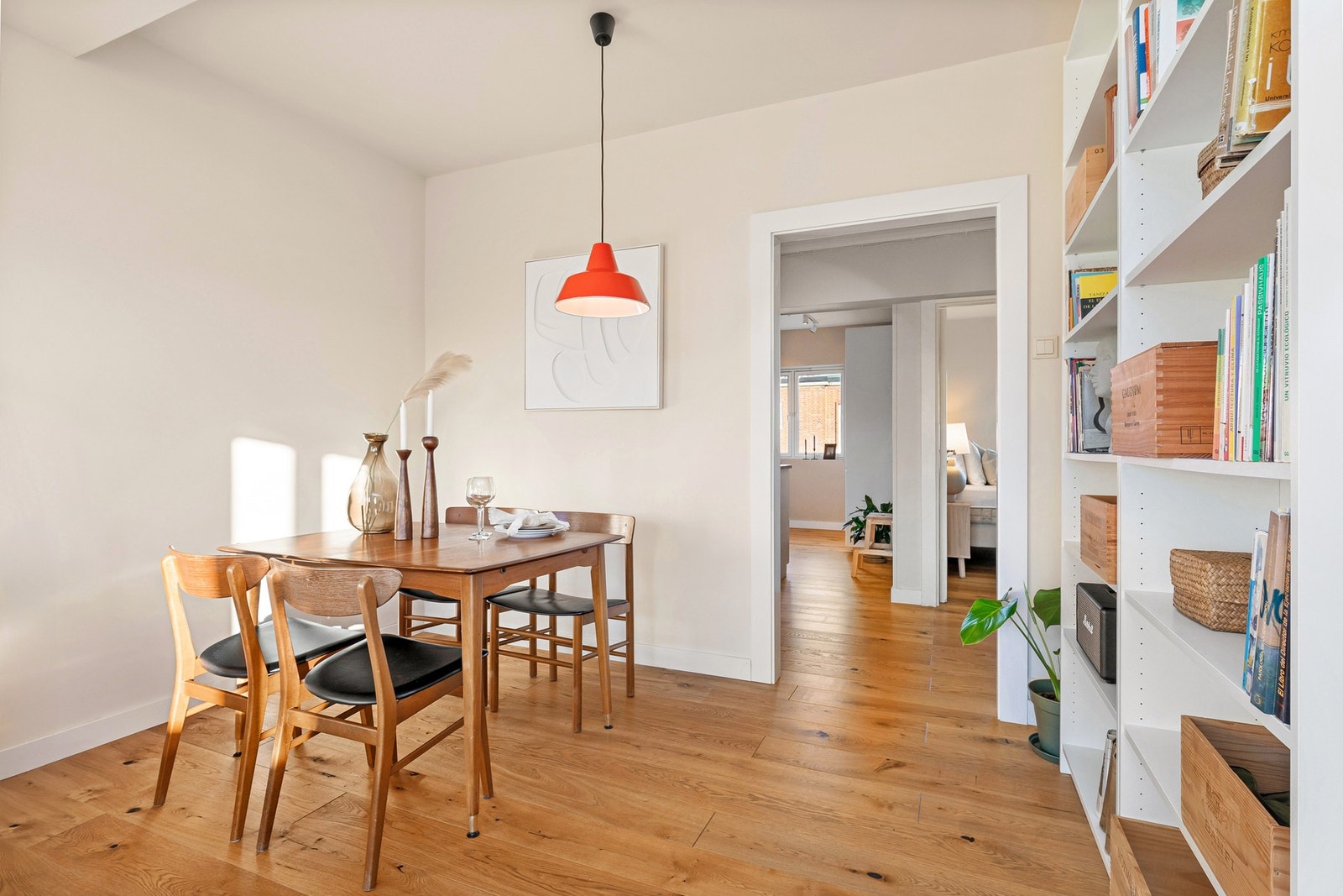 Naturlig plass for spisebord - her kan man invitere venner og familie til hyggelige lag! Galleribilde