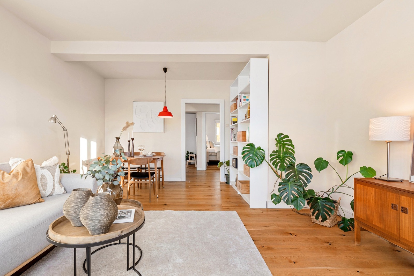 Hele leiligheten er malt i tidsriktige og delikate fargetoner, hvilket gjør det enkelt å innrede til enhver smak. Galleribilde