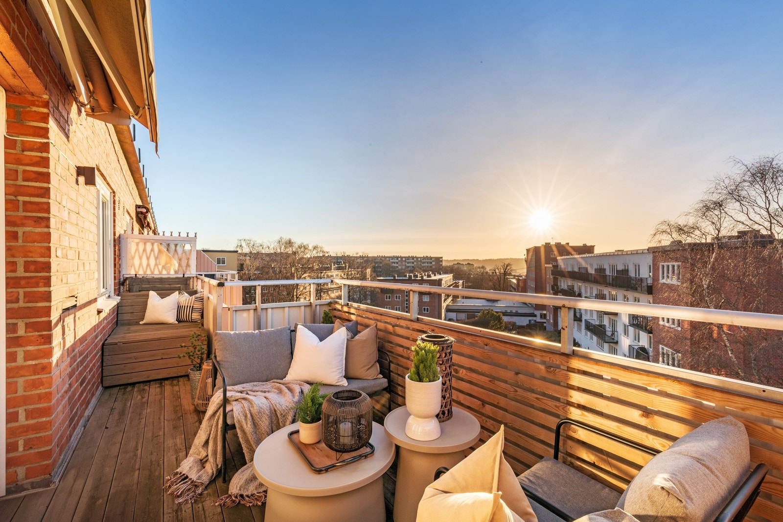 Velkommen til Knut Alvssons vei 5 - En gjennomgående og rålekker 3(4)-roms toppleilighet med solrik balkong og fantastisk utsikt. Galleribilde