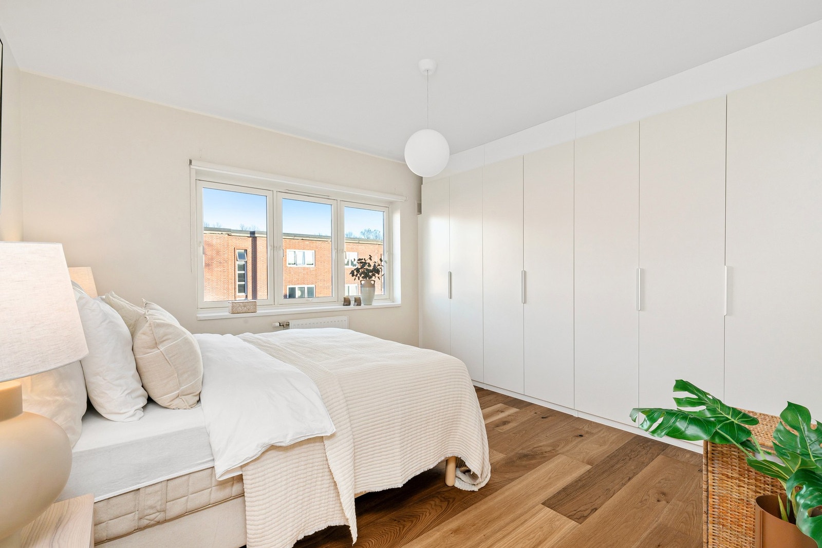 Hovedsoverom er holdt i lys farge som står i stil med resten av leiligheten. Galleribilde