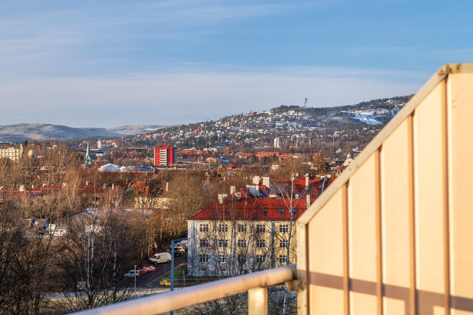 Fantastisk utsikt over Oslo by og Holmenkollåsen. Galleribilde