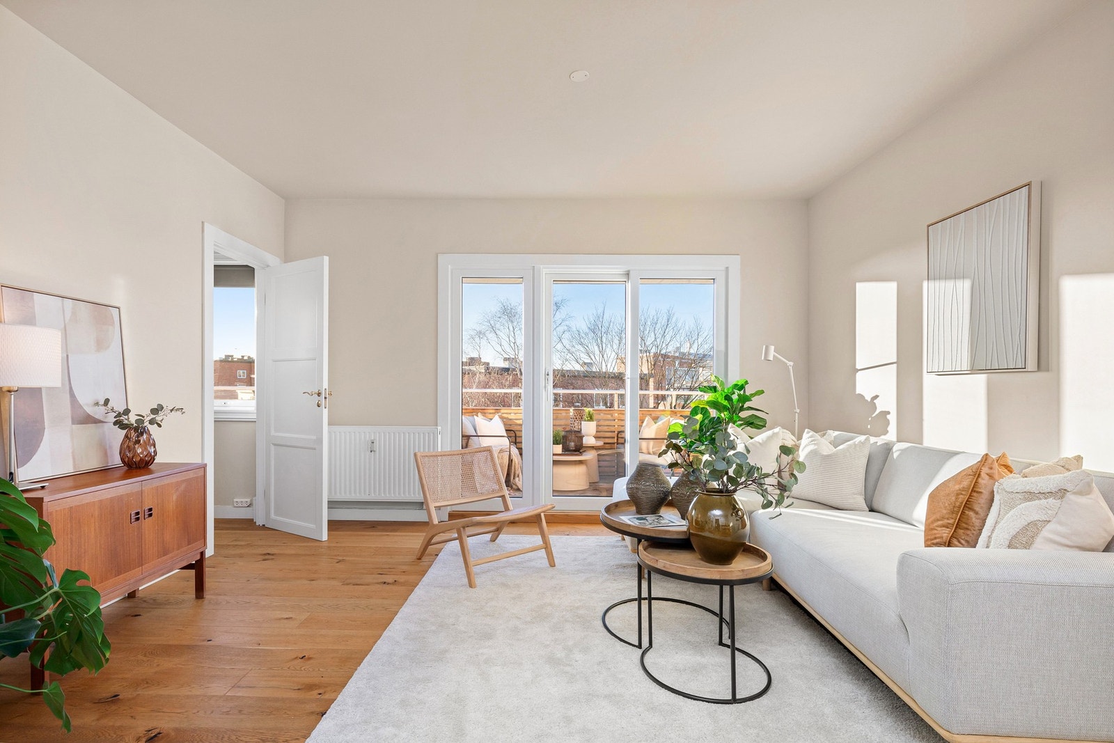 Stuen ligger syd/-vestvendt, noe som gir fantastiske lysforhold hele dagen Galleribilde