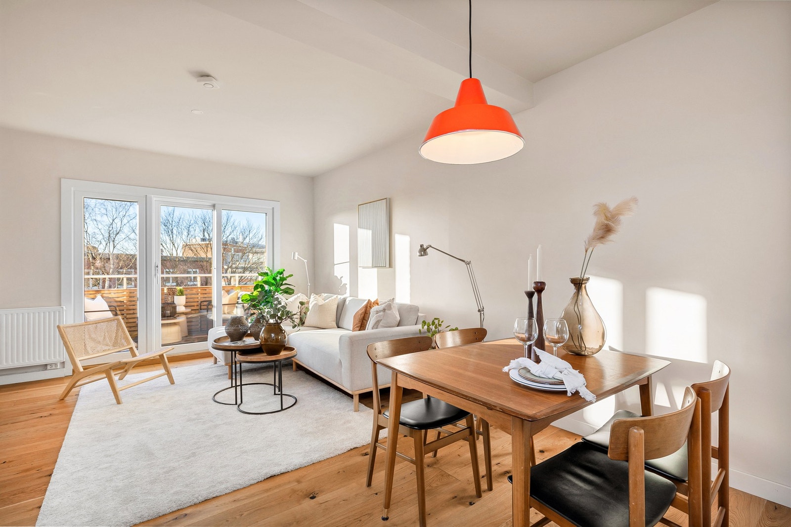 Stuen fremstår lys, luftig og tidsmessig utført. Galleribilde