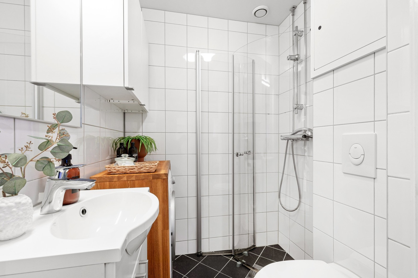 Delikat bad, innredet med smakfulle flisvalg og moderne innredning. Galleribilde