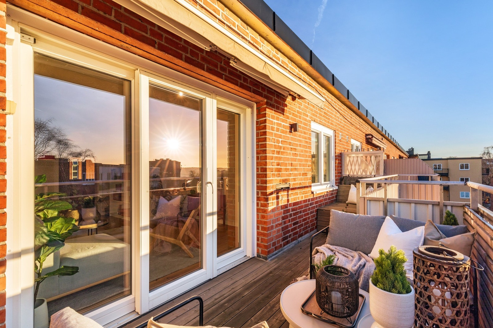 Balkongen har god plass til utemøbler, grill og planter - perfekt for varme sommerdager. Markise for effektiv solavskjerming. Galleribilde