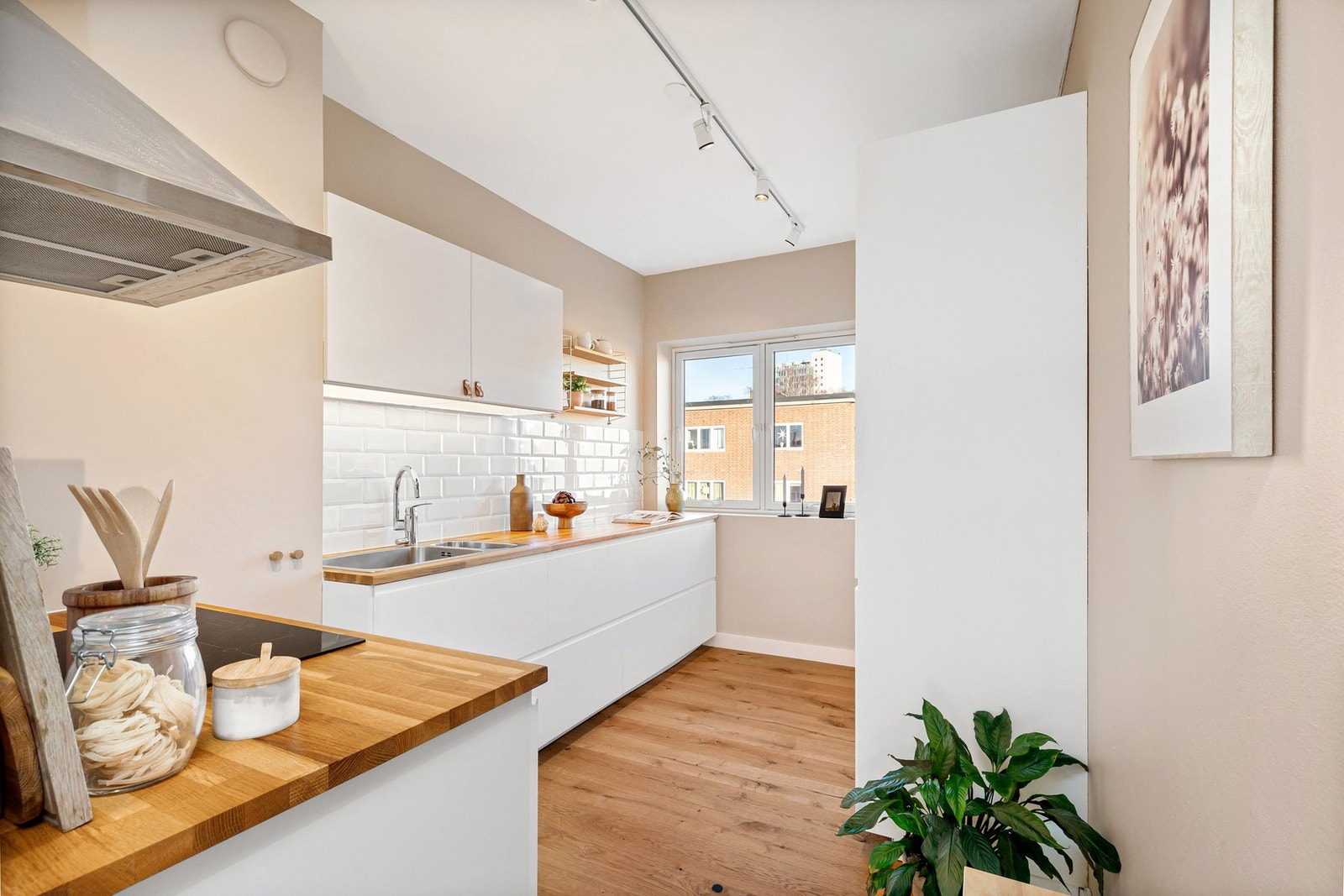 Separat kjøkken med tidsriktig og moderne IKEA kjøkkeninnredning med god benk- og lagringsplass. Galleribilde