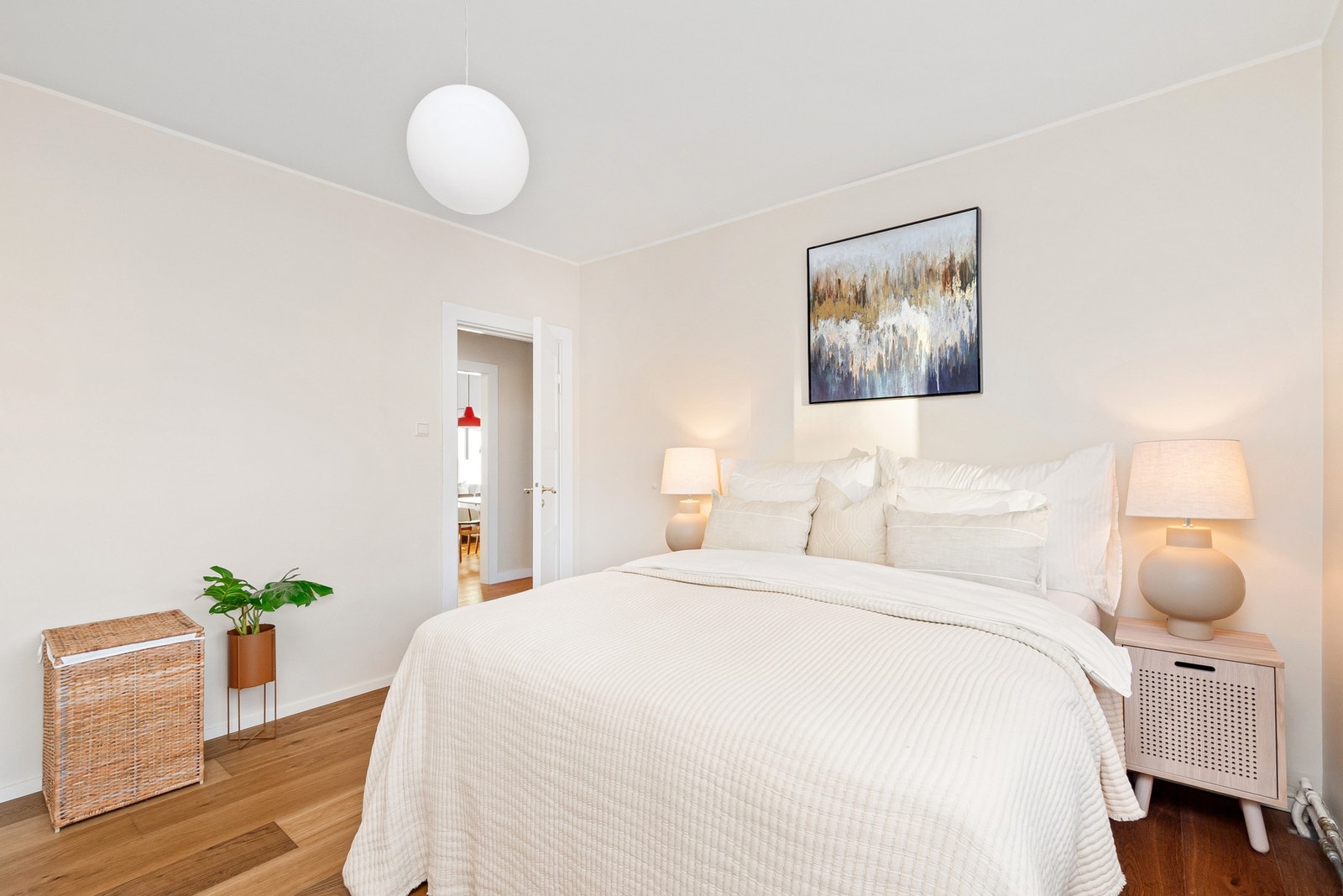 Det er god plass til dobbeltseng og oppbevaringsmuligheter i medfølgende garderobeløsning. Galleribilde