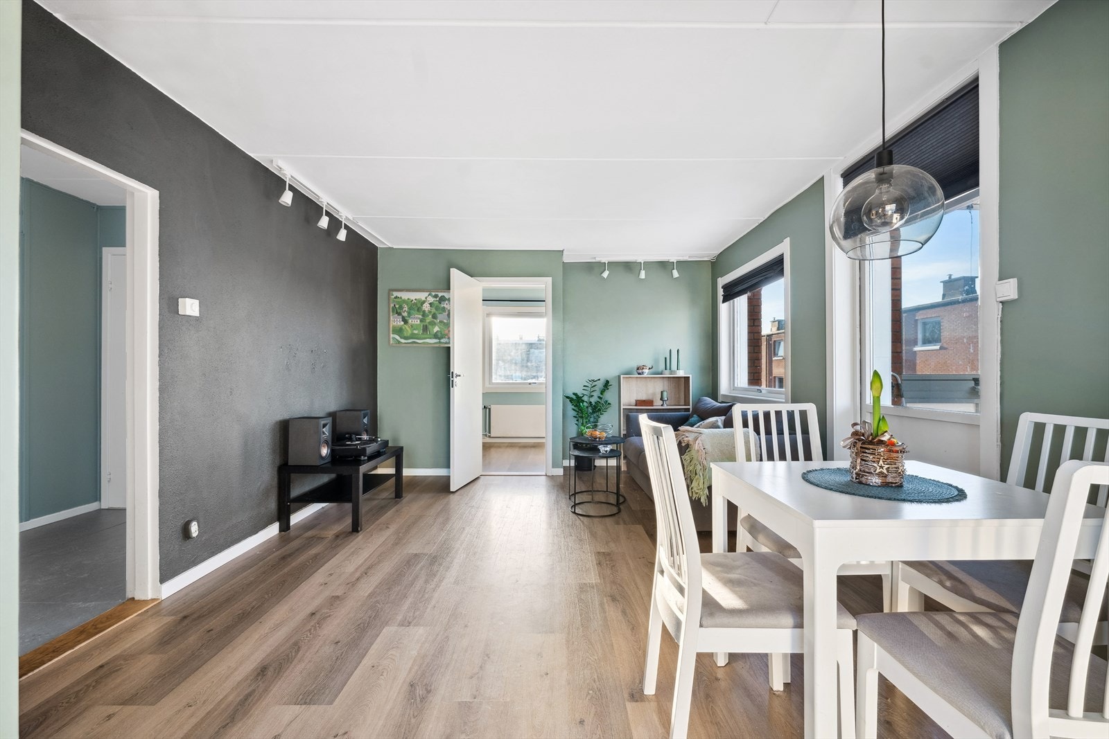 Store vindusflater som slipper inn godt med lys. Galleribilde