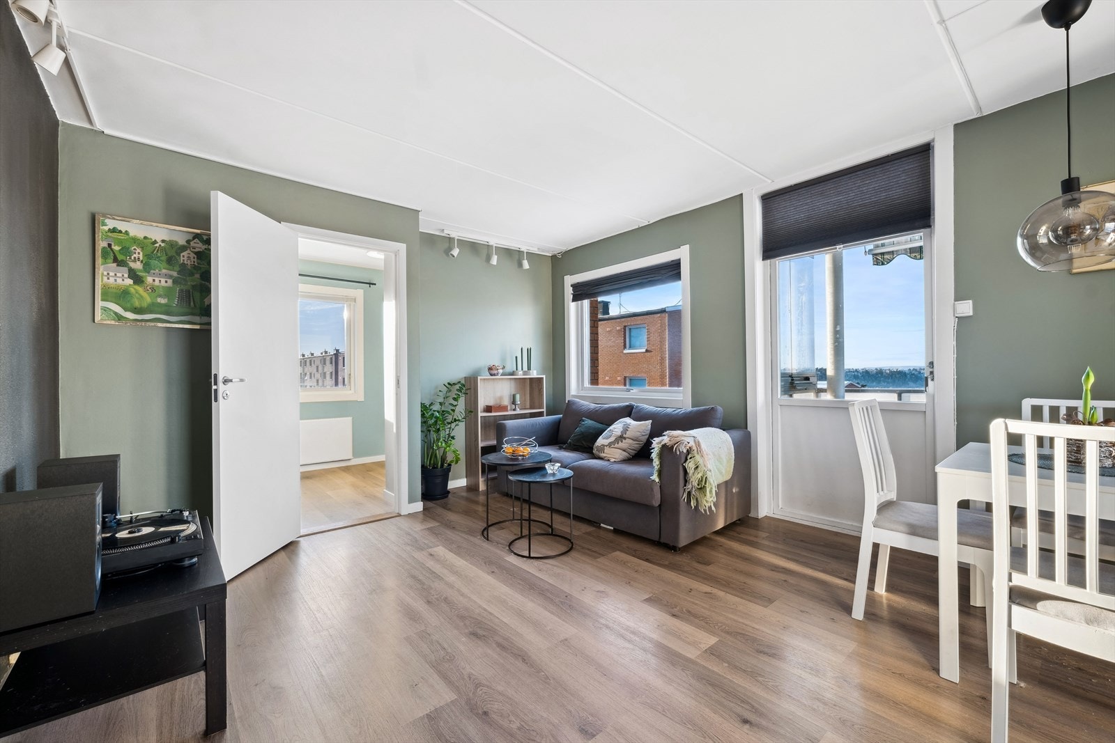 Lun og trivelig stue malt i behagelig grønnfarge. Galleribilde