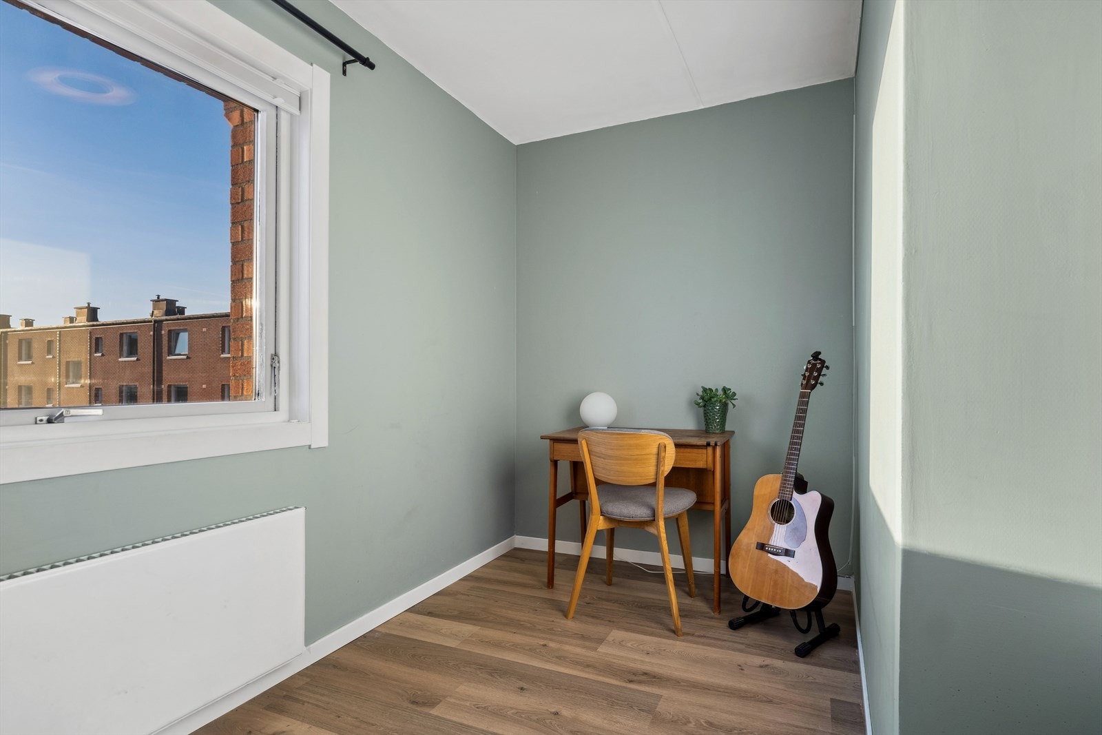 Soverom 2 kan fint brukes som kontor, gjesterom eller barnerom. Galleribilde