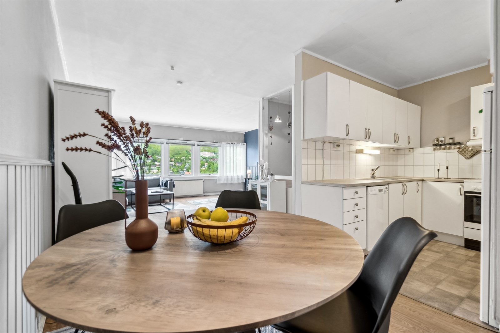 Kjøkkenet har hvite slette fronter på laminatskrog med både over- og underskap. Galleribilde