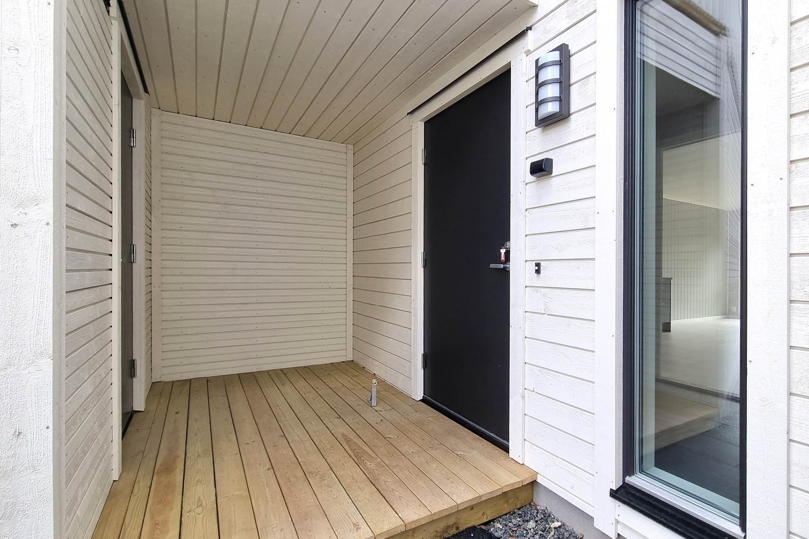 Overbygd inngangsparti med tilgang til sportsbod Galleribilde