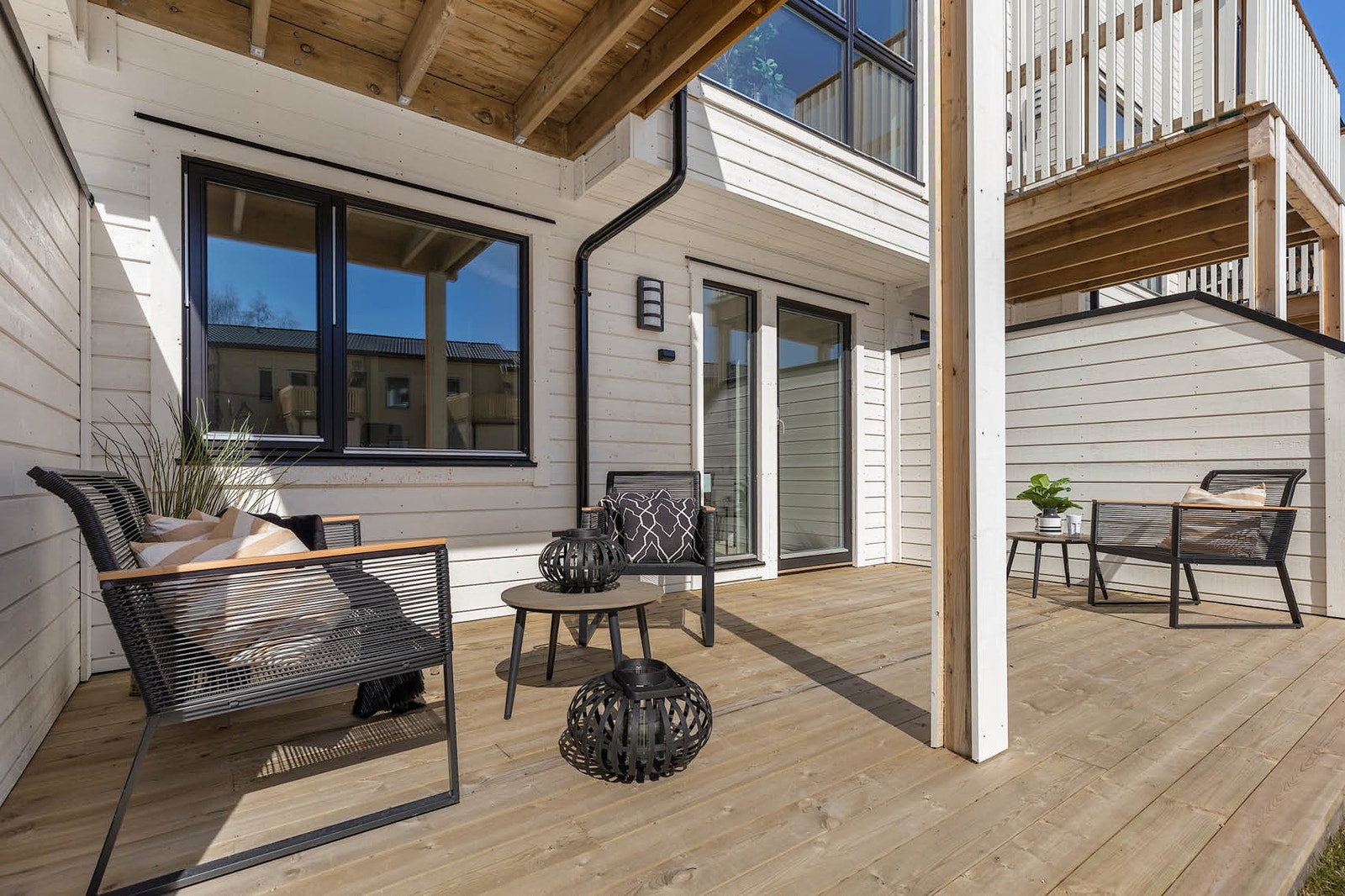 Flere fine uteplasser i form av terrasse, takterrasse, balkong og hage Galleribilde